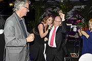 "Simply the Best" sang Eva Leticia Padilla: Helmut Baurecht (Inhaber und Gründer von ARTDECO), hier mit Jörg van Hooven (li.) und Patricia Riekel (re.)  (©Foto: Artdeco)
